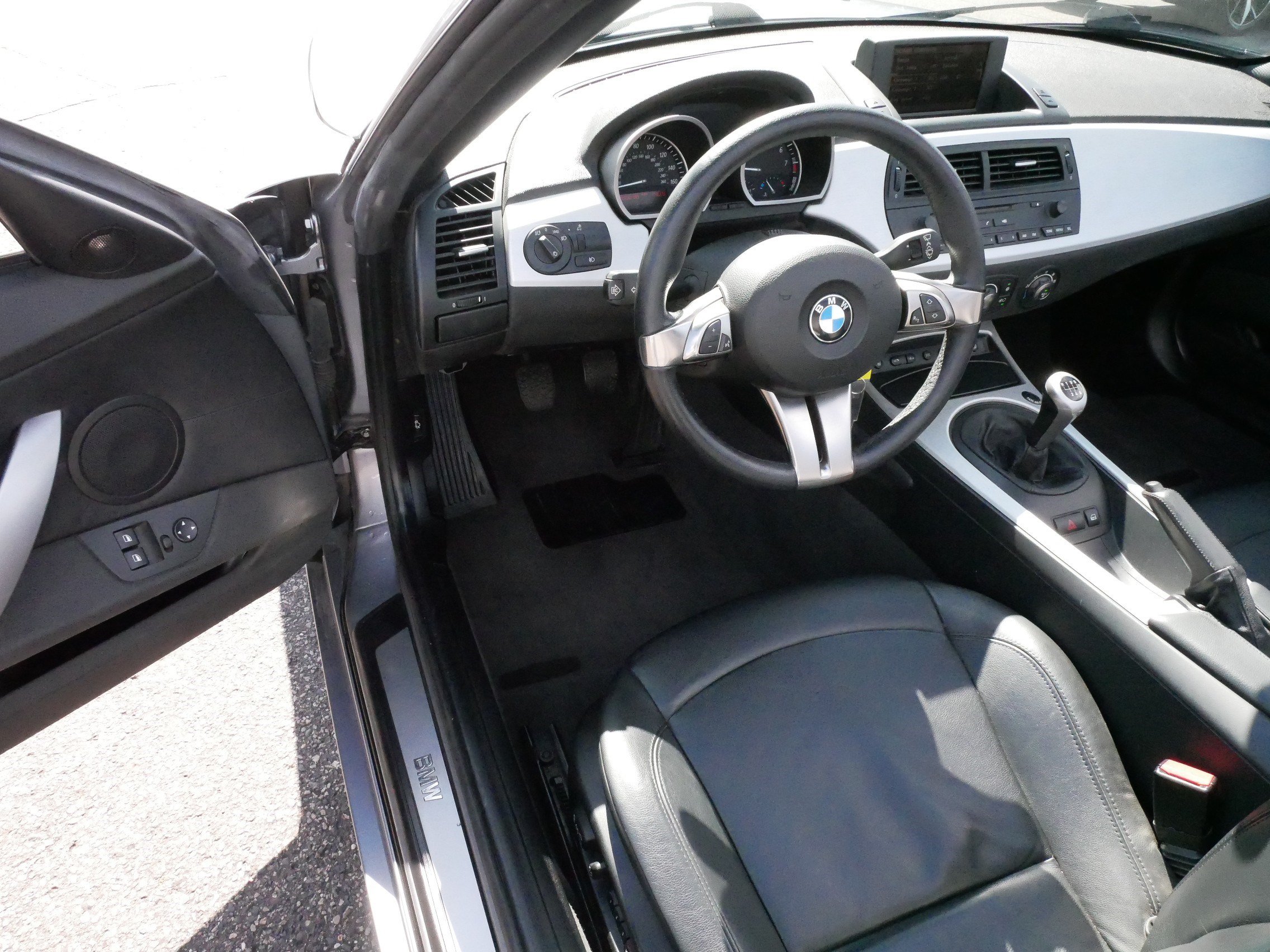 Used 2006 BMW Z4 3.0i RWD image 9