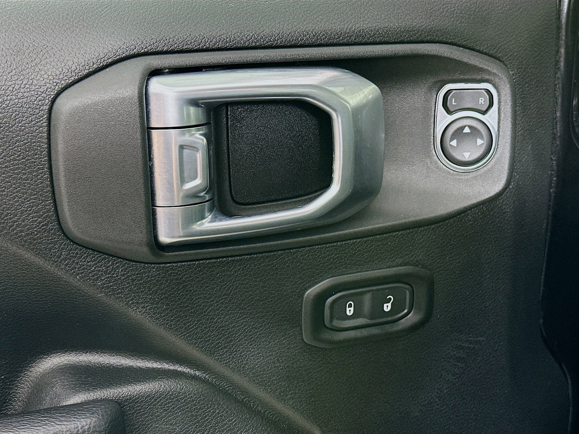 Used 2023 Jeep Wrangler Unlimited Rubicon 4xe w/ Steel Bumper Group image 15