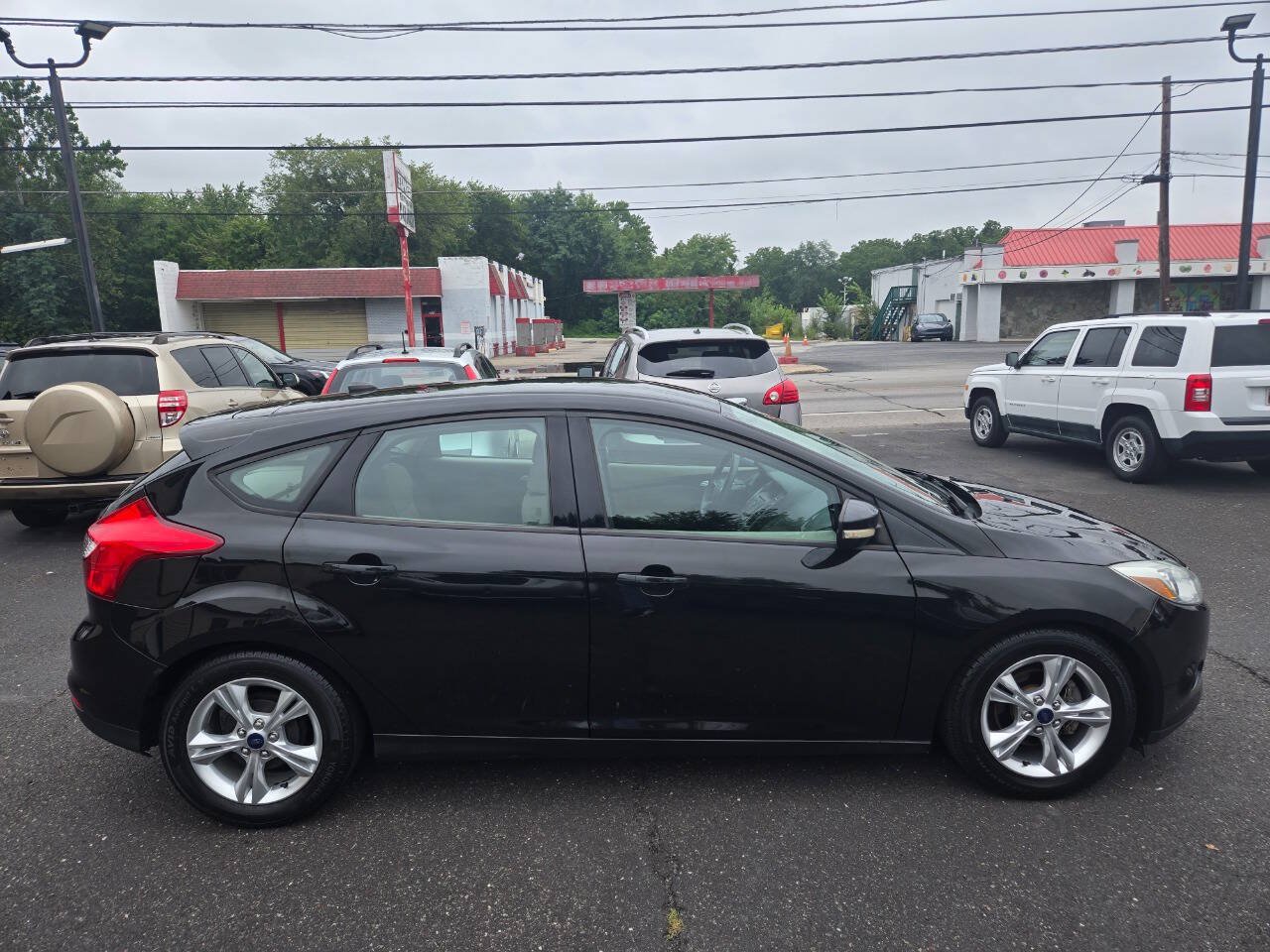Used 2014 Ford Focus SE w/ SE Winter Package FWD image 5