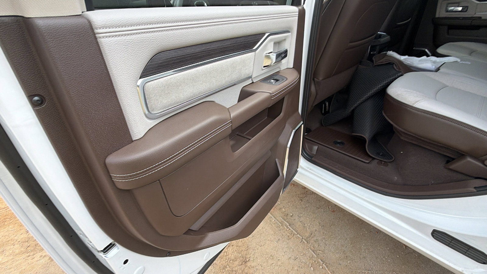 New 2026 RAM 2500 Laramie AWD/4WD image 18