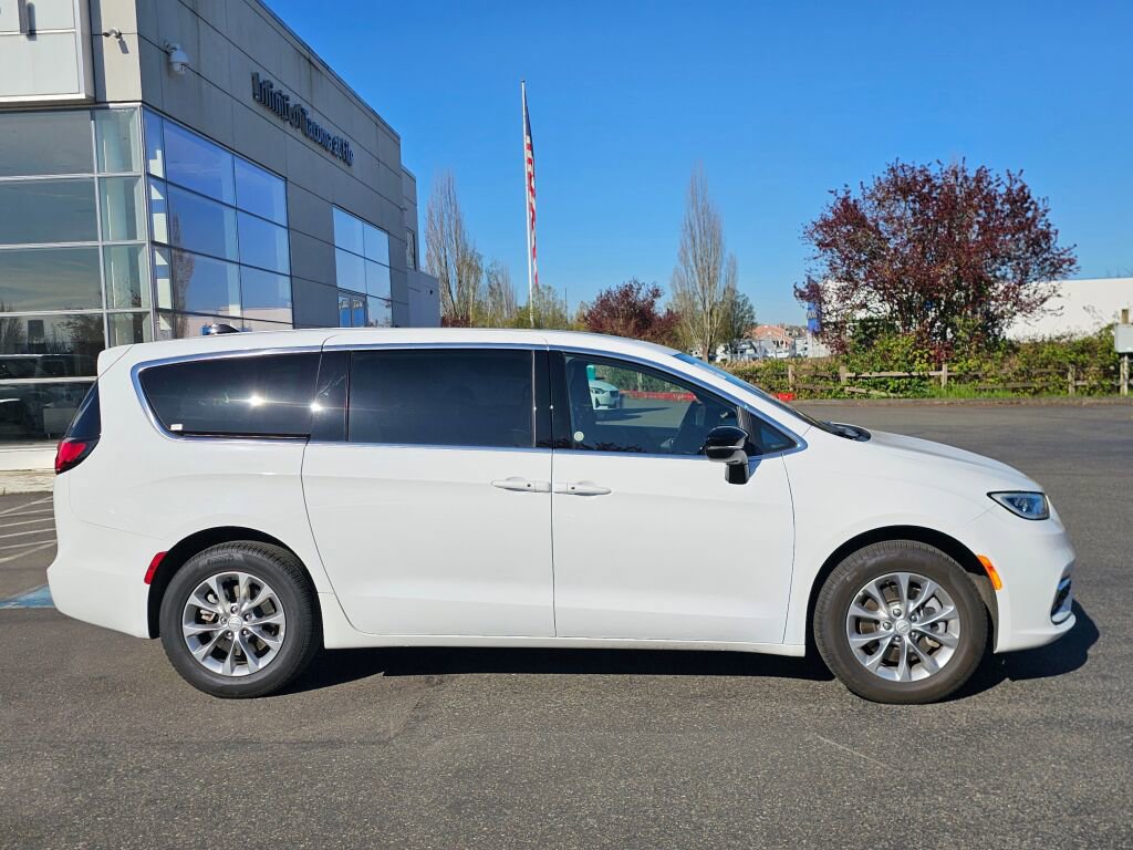 Used 2026 Chrysler Pacifica Limited image 8