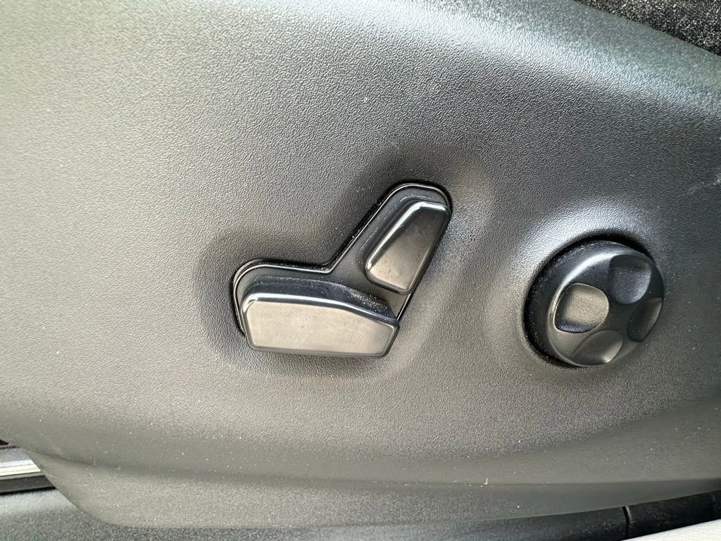 Used 2023 Chrysler Pacifica Touring-L FWD image 27