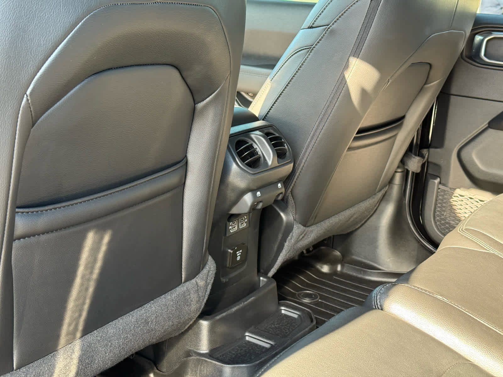 Used 2022 Jeep Wrangler Unlimited Sahara image 29