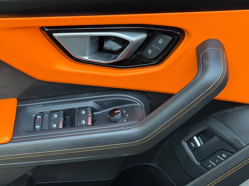 Used 2022 Lamborghini Urus AWD/4WD image 30