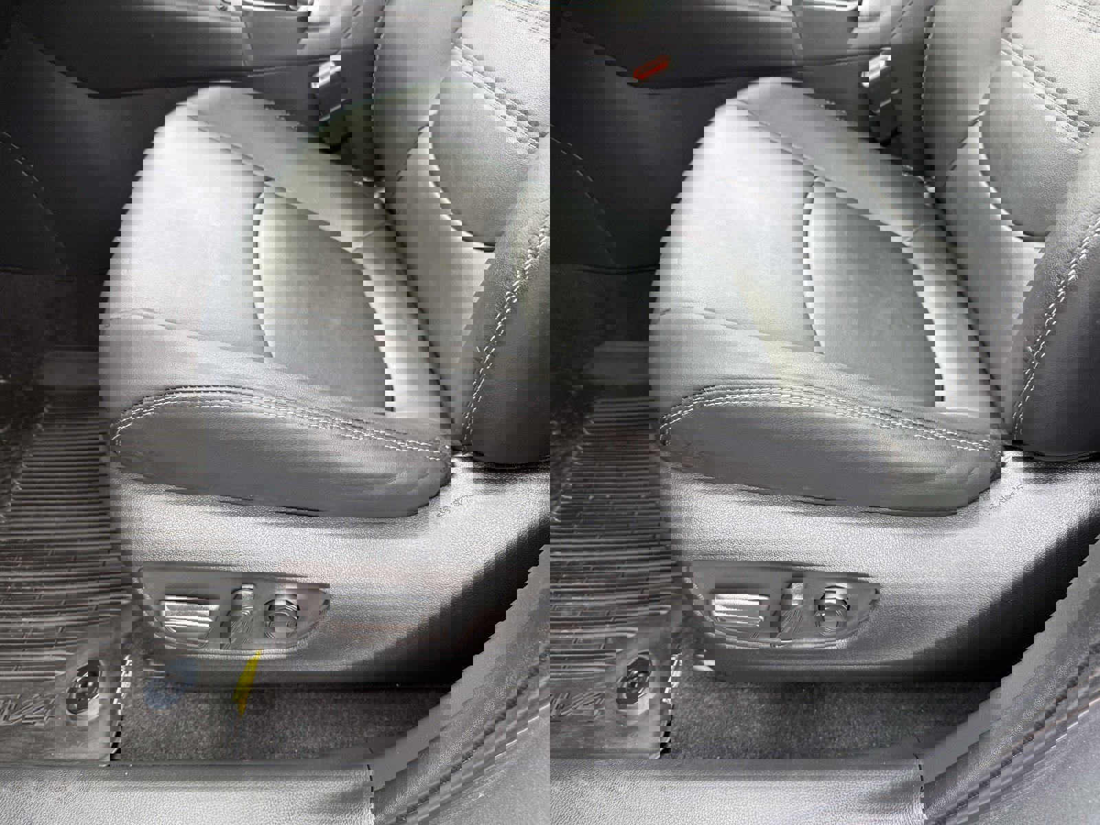 Used 2023 Toyota RAV4 XLE Premium image 22