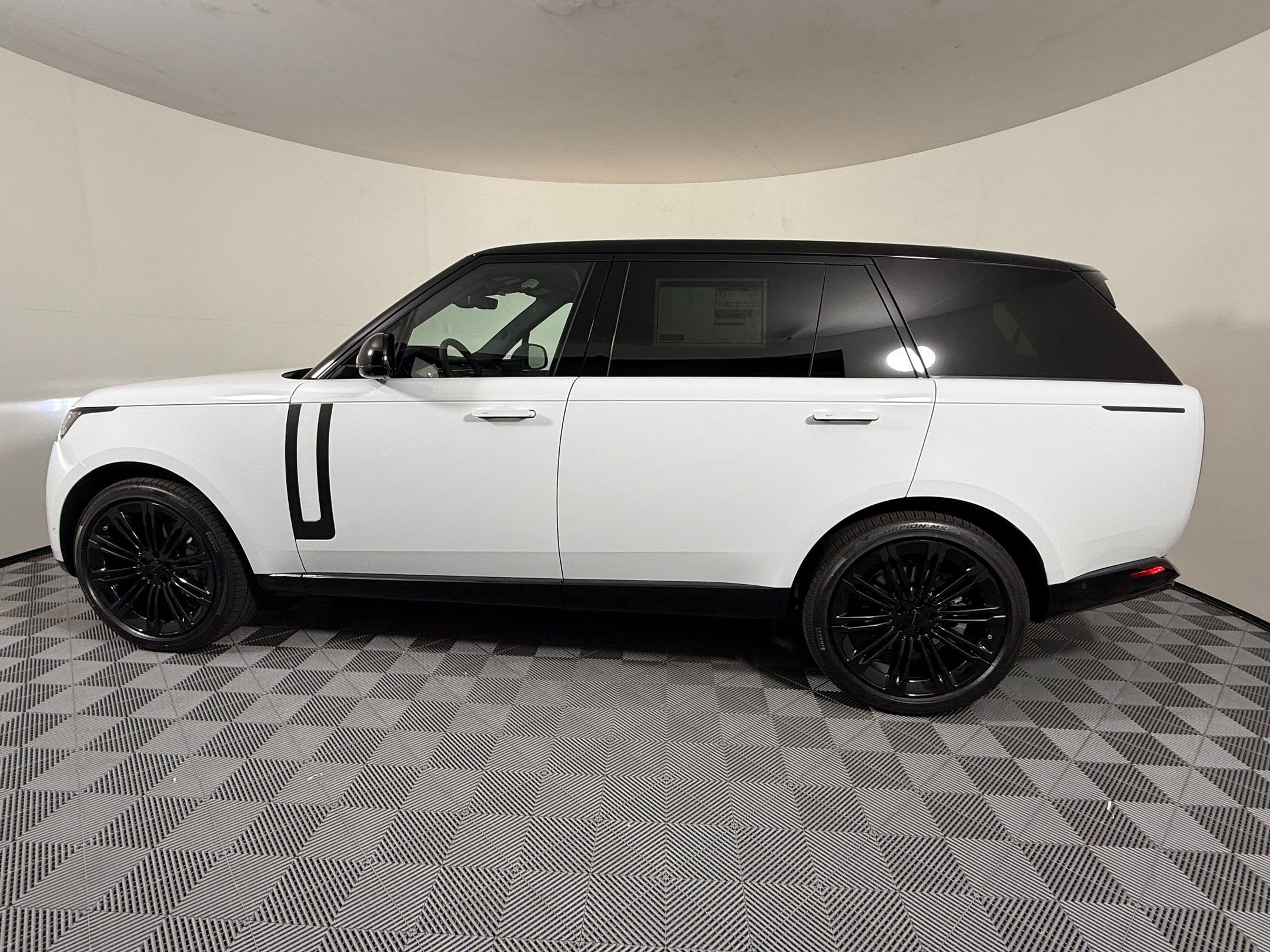 New 2026 Land Rover Range Rover Long Wheelbase SE AWD/4WD image 2