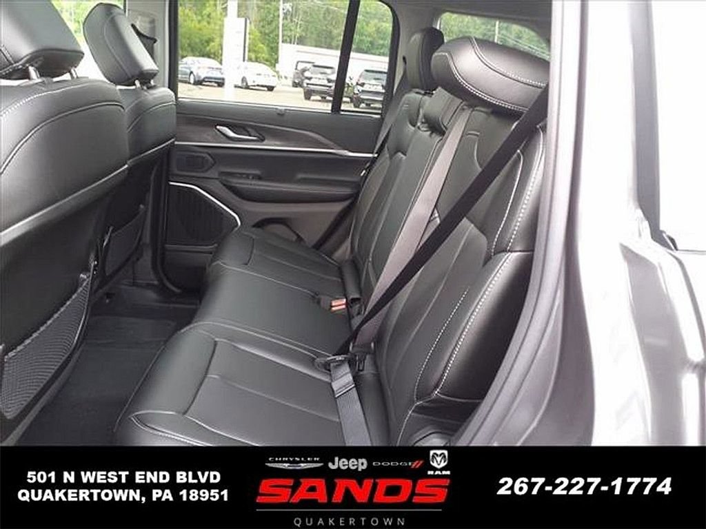 New 2023 Jeep Grand Cherokee 4WD 4xe w/ Luxury Tech Group II image 14