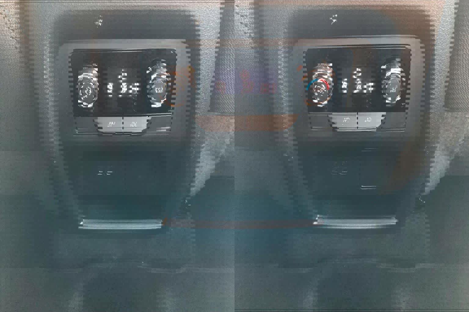 Used 2025 Chevrolet Traverse LT image 28