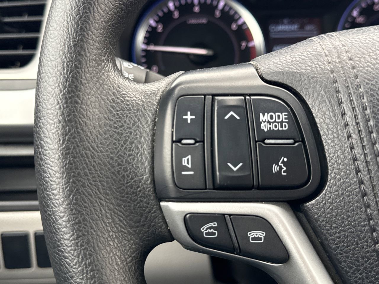 Used 2015 Toyota Highlander LE AWD/4WD image 25