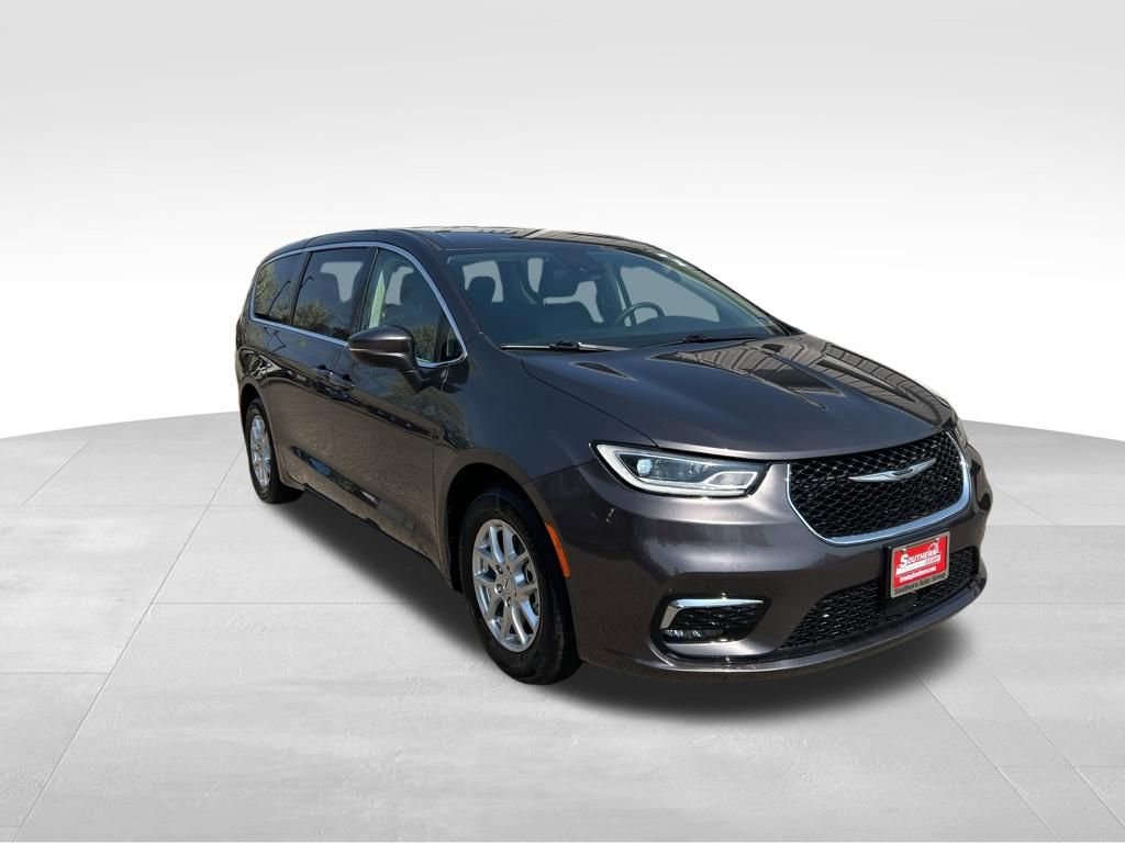 Used 2023 Chrysler Pacifica Touring-L image 8