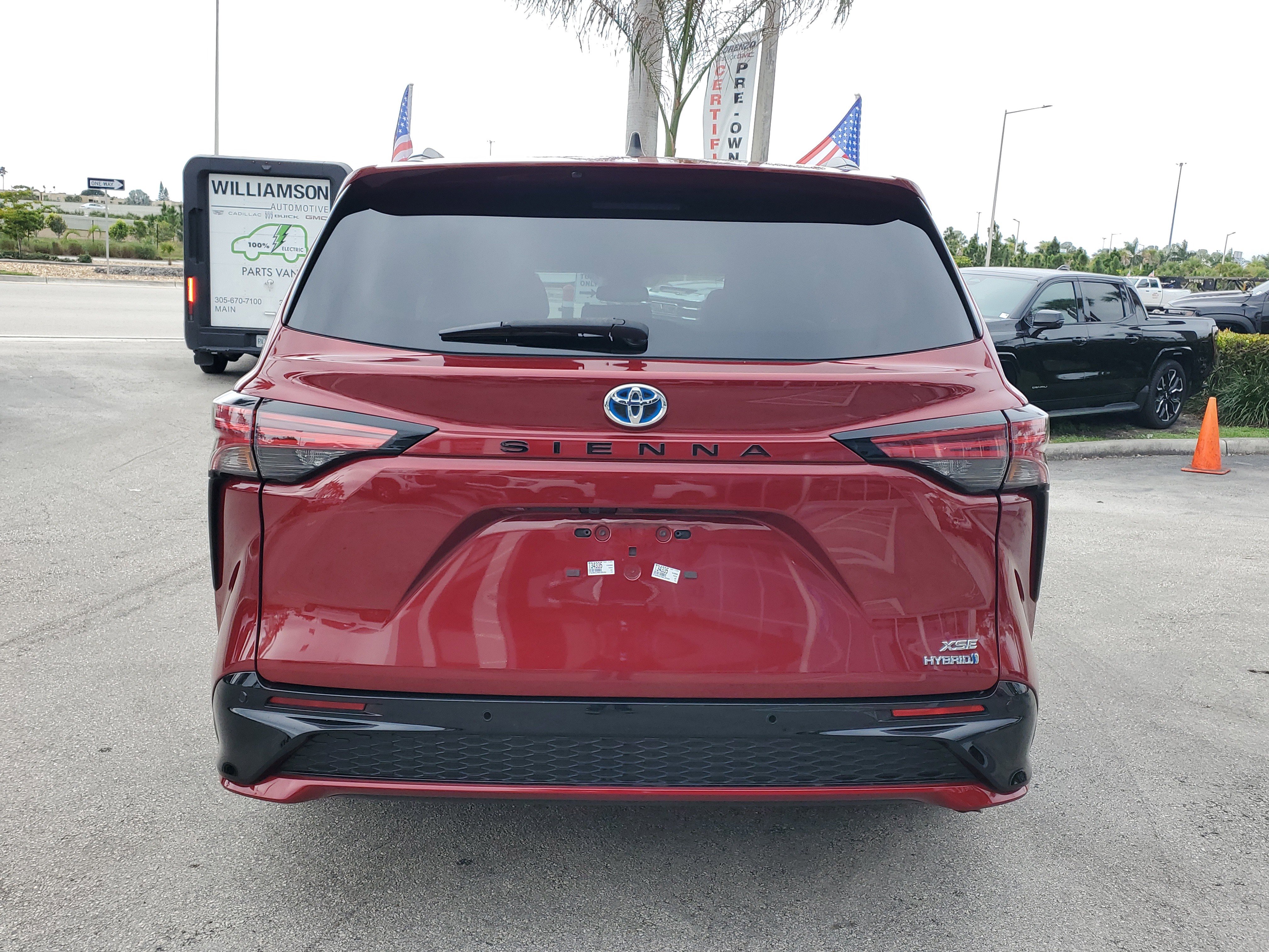 Used 2022 Toyota Sienna XSE image 6