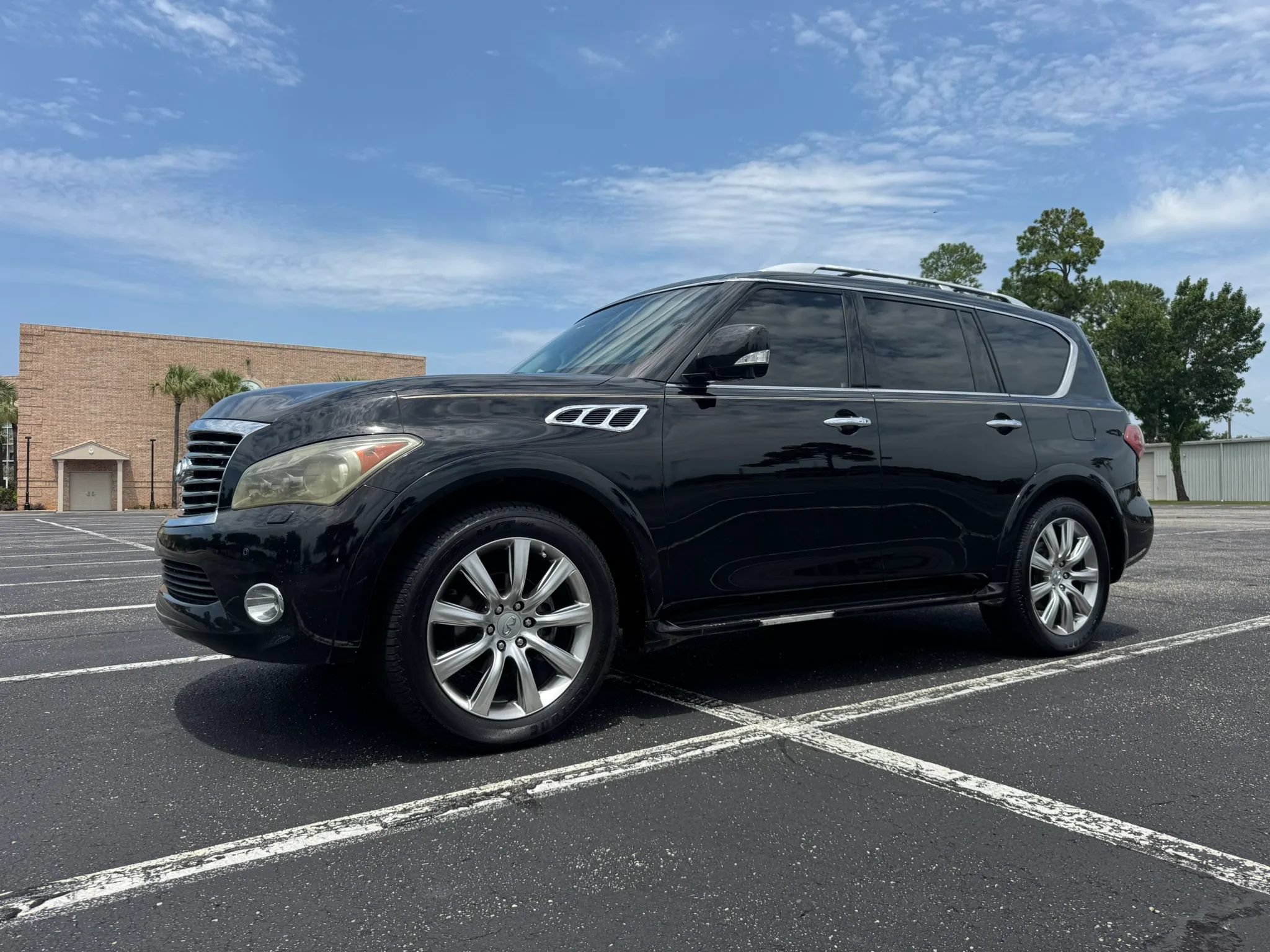 Used 2012 INFINITI QX56 4WD w/ Deluxe Touring Pkg image 1