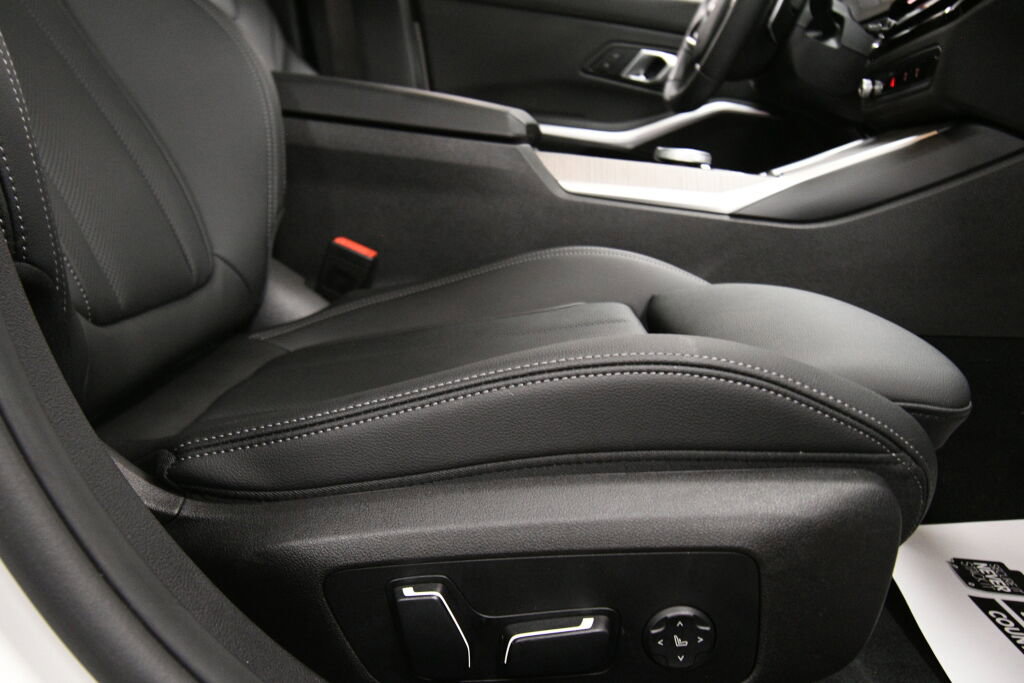 Used 2025 BMW 330i xDrive Sedan w/ Premium Package image 30
