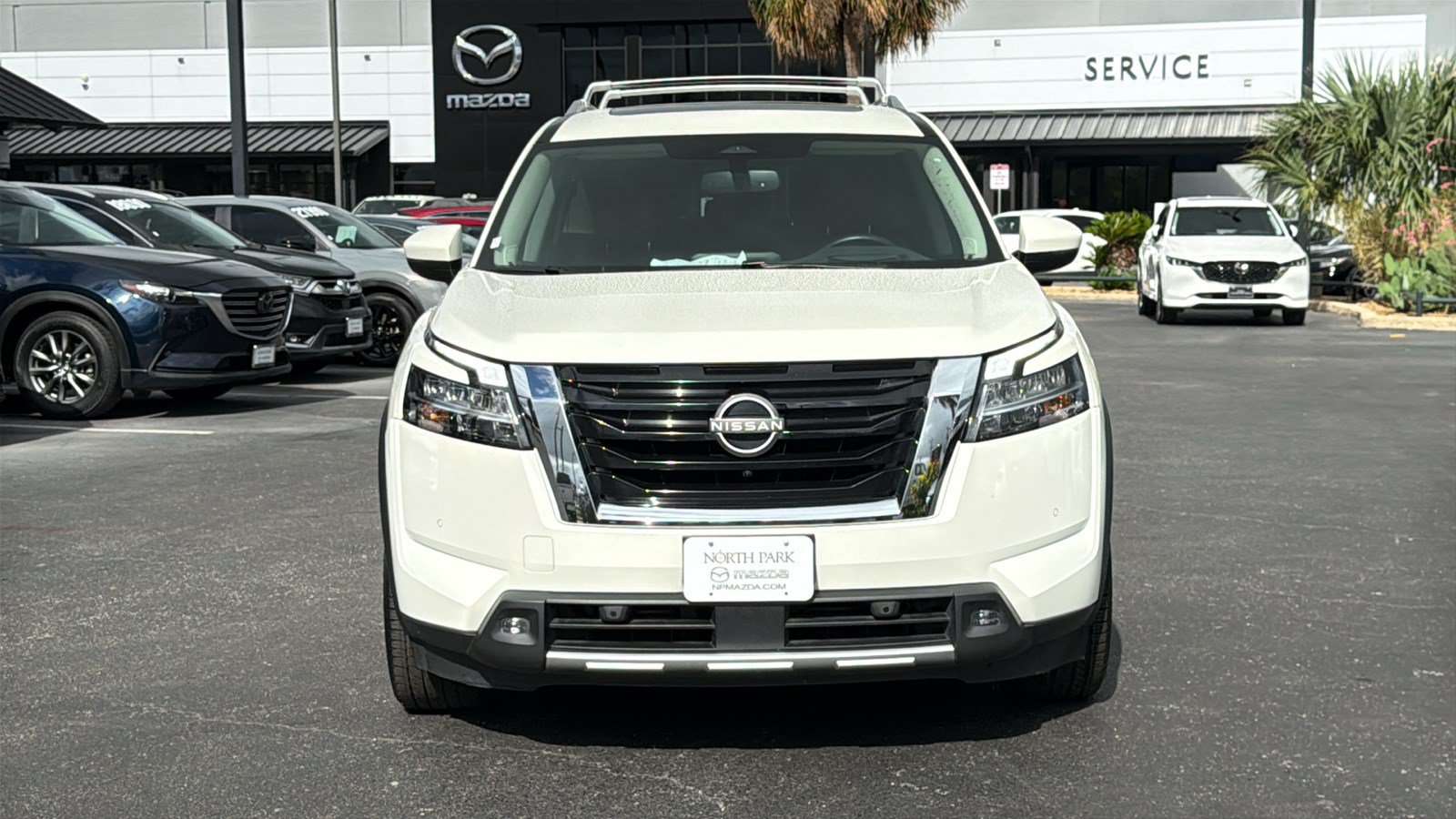 Used 2022 Nissan Pathfinder Platinum w/ Lighting Package (N93) FWD image 2