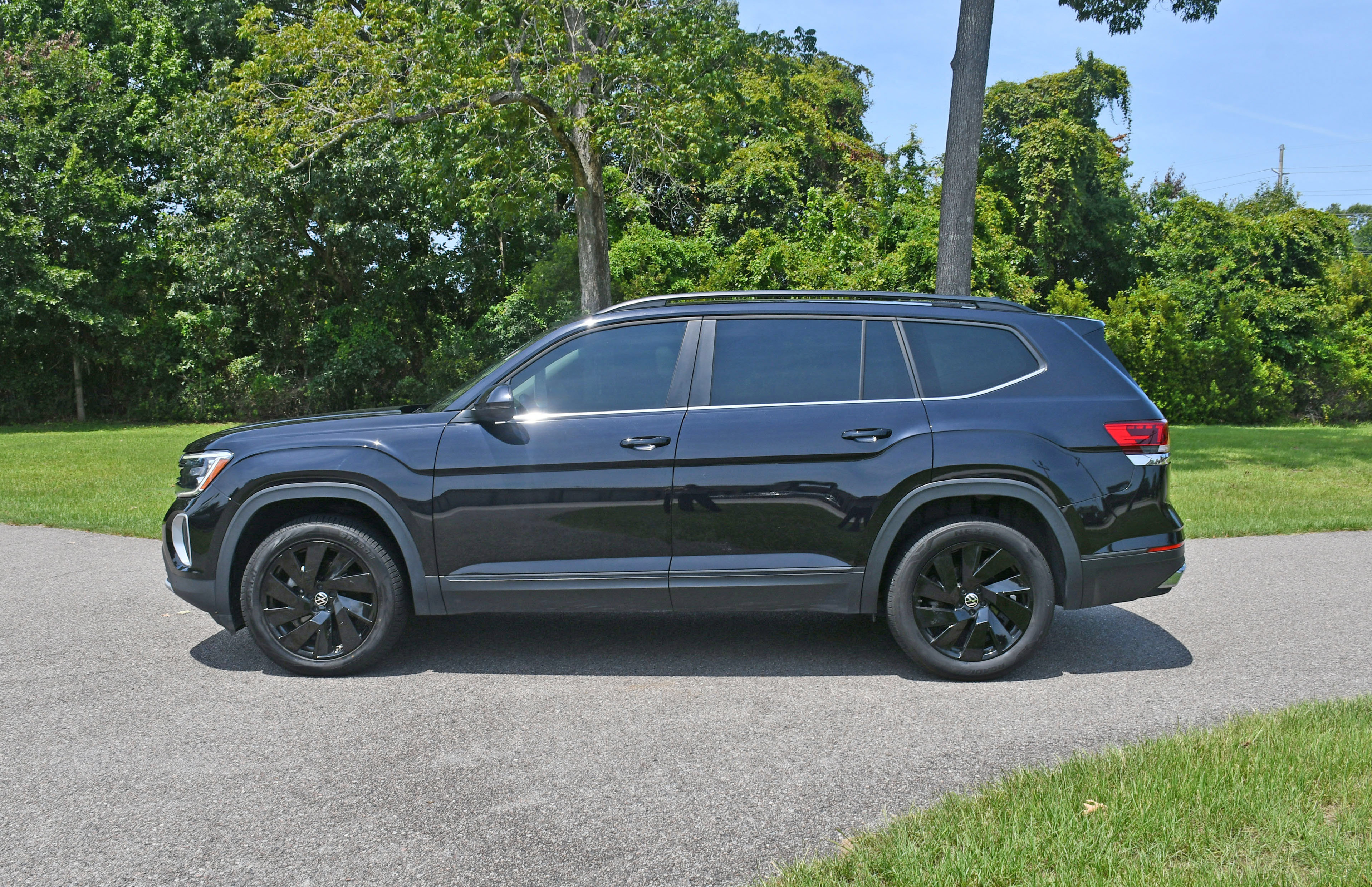 Used 2024 Volkswagen Atlas SE FWD image 2