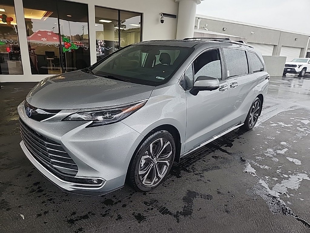 Used 2025 Toyota Sienna Platinum