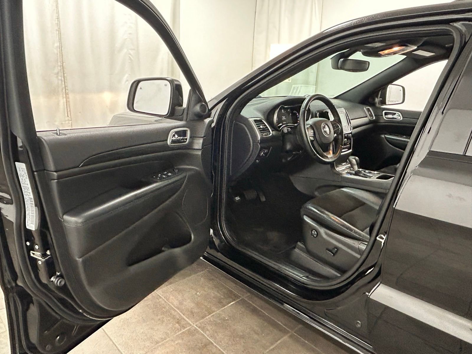 Used 2019 Jeep Grand Cherokee Altitude image 24
