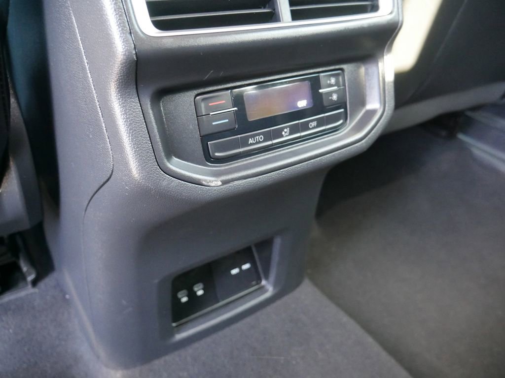 Used 2025 Volkswagen Atlas SE image 16