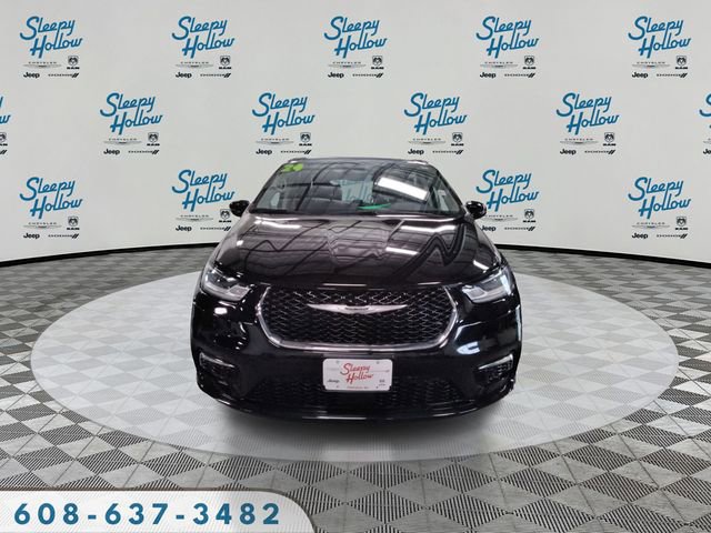 Used 2024 Chrysler Pacifica Touring-L image 2