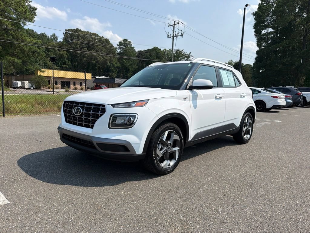 Used 2024 Hyundai Venue SEL FWD image 2