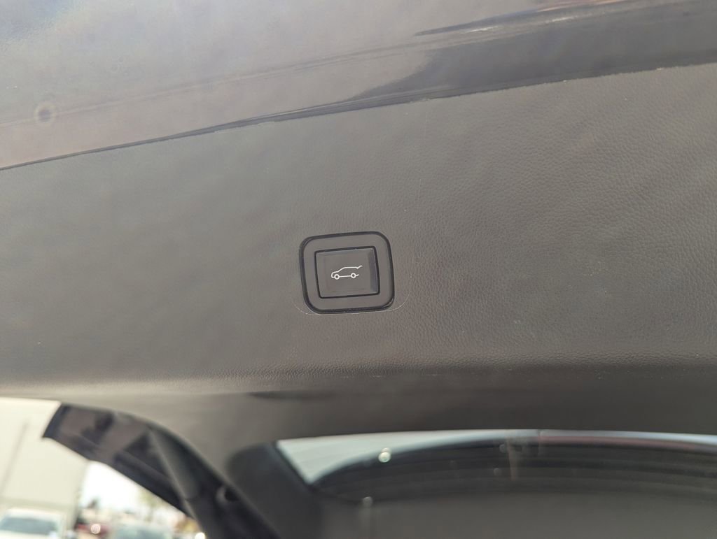 Used 2022 Chevrolet Traverse LT image 40