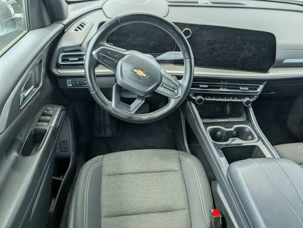 Used 2025 Chevrolet Traverse LT image 9