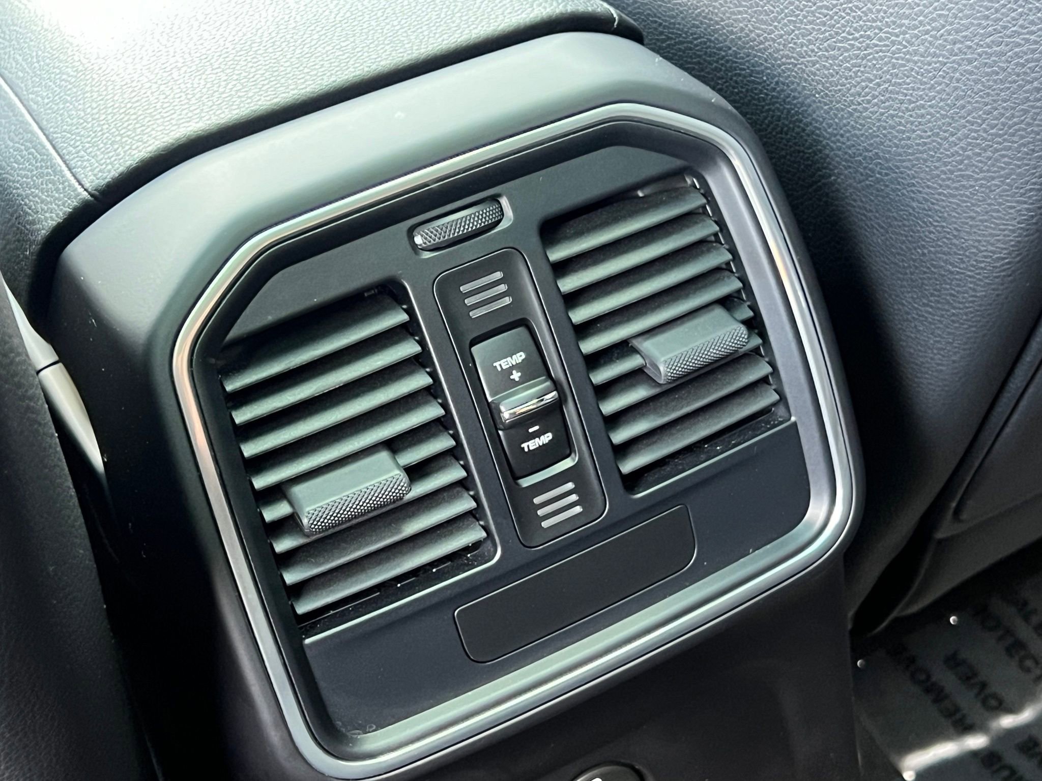 Used 2024 Porsche Macan AWD/4WD image 19