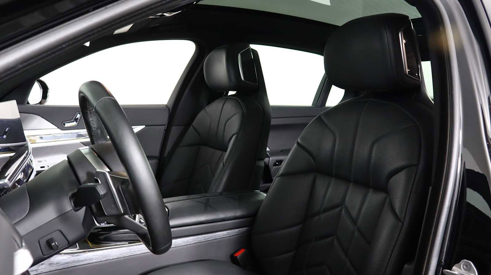 Used 2023 BMW 760i xDrive w/ Executive Package image 7