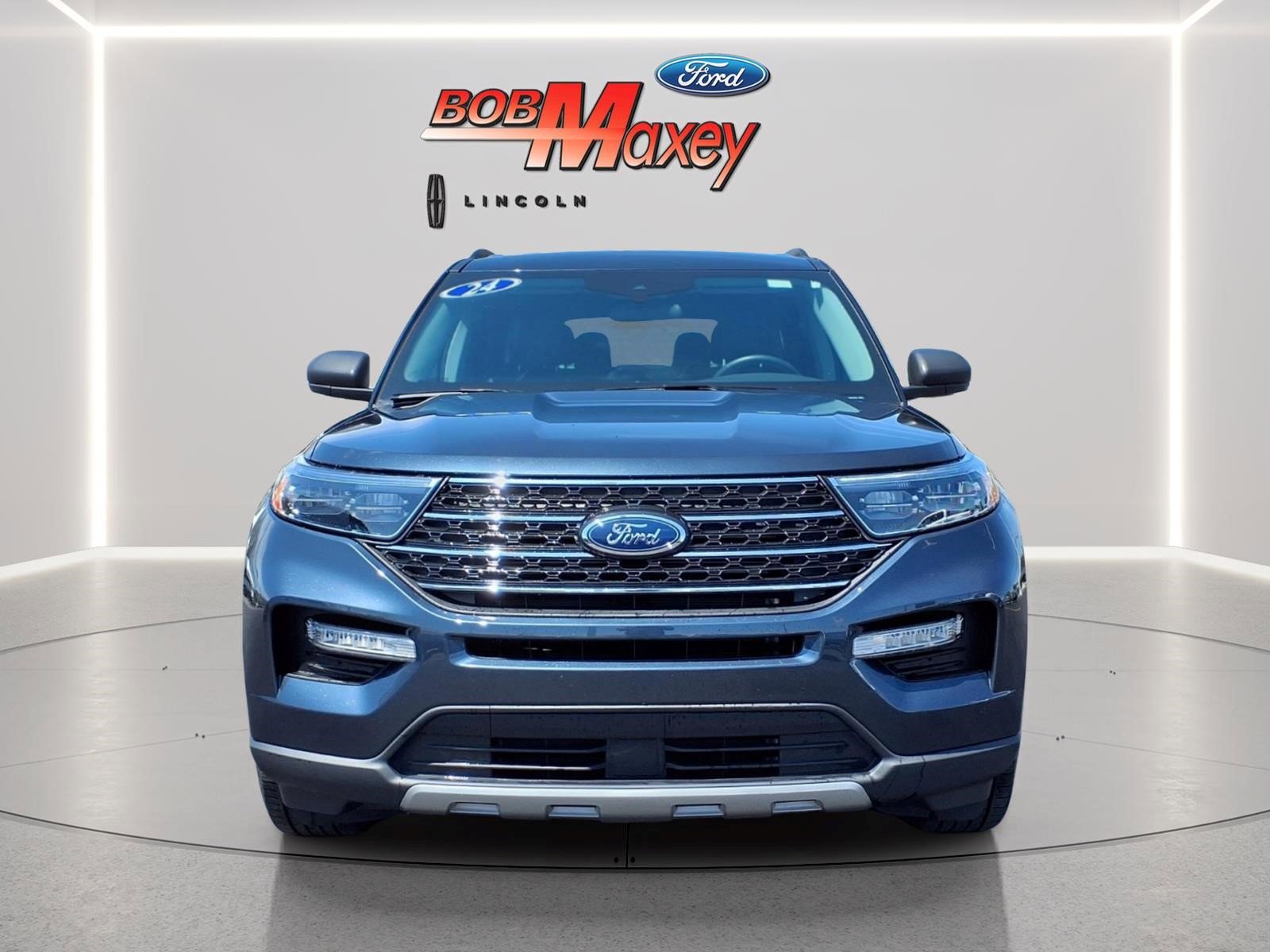 Used 2024 Ford Explorer XLT w/ Equipment Group 202A AWD/4WD image 2