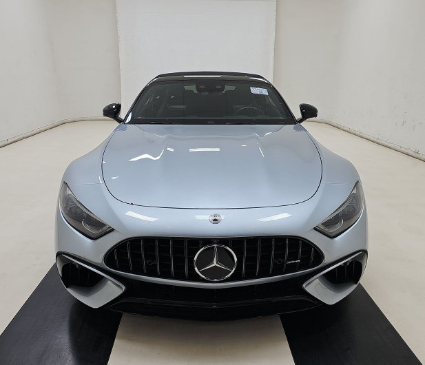 Used 2022 Mercedes-Benz SL 55 AMG 4MATIC w/ Driver Assistance Package image 4