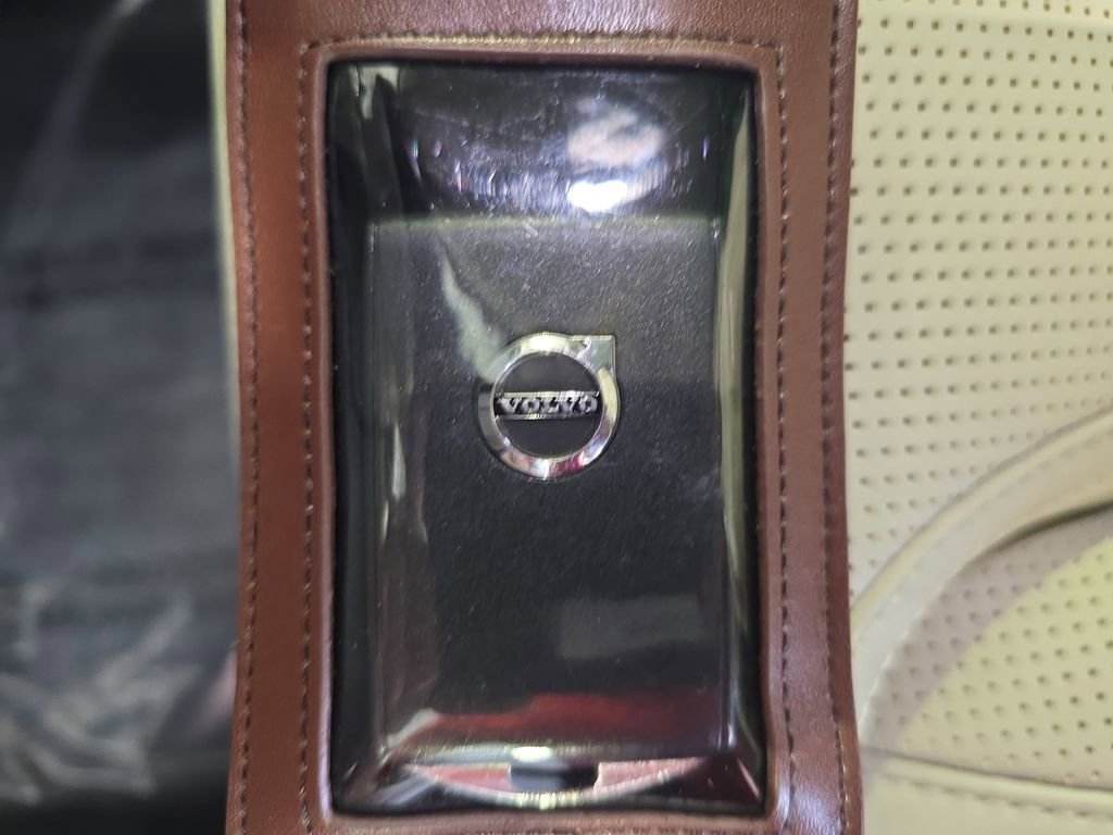 Used 2022 Volvo XC60 T8 Inscription w/ Advanced Package image 40