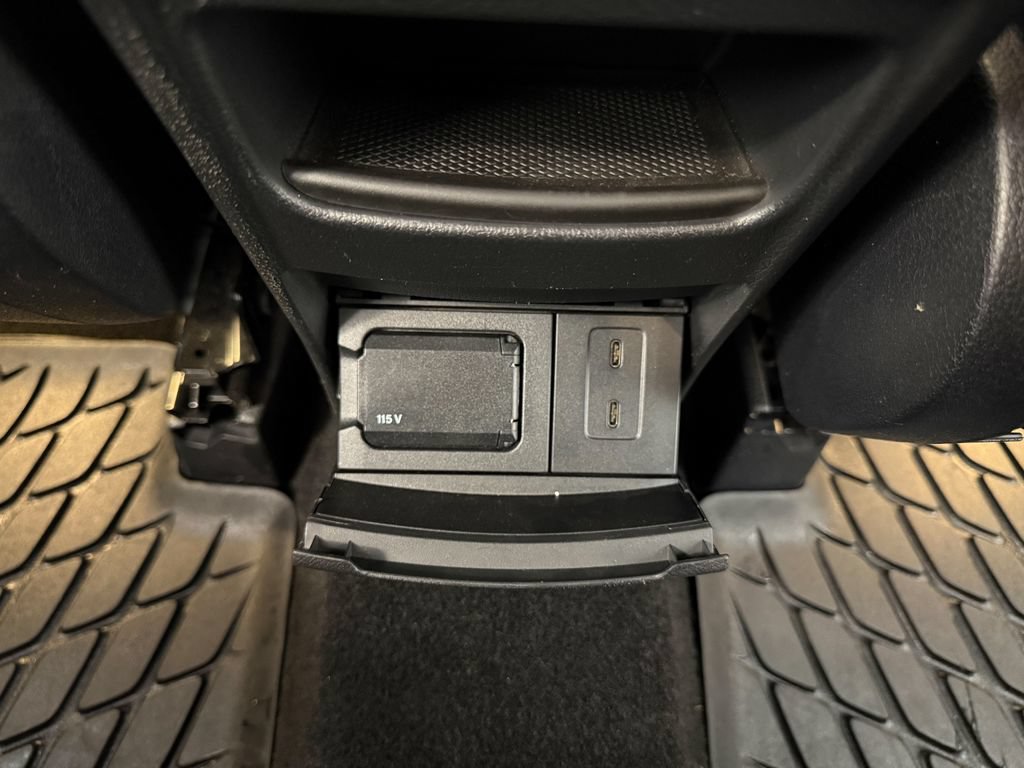 Used 2021 Mercedes-Benz GLB 250 image 32