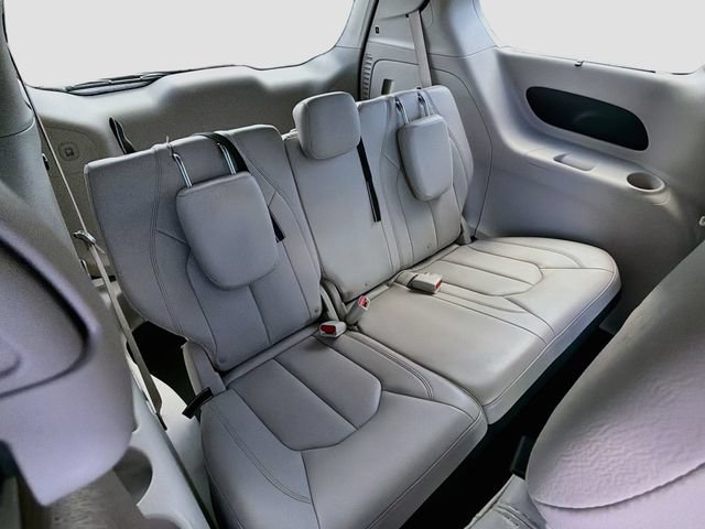 Used 2021 Chrysler Pacifica Touring-L FWD image 27