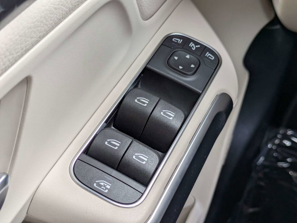 Used 2025 Mercedes-Benz GLB 250 image 27