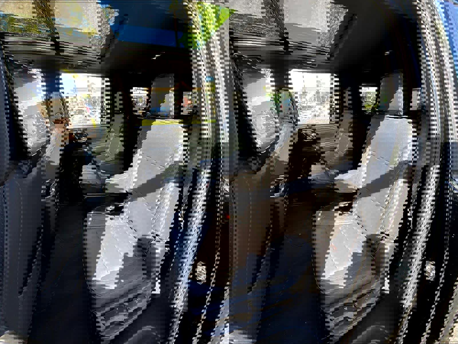 Used 2024 Chevrolet Suburban Z71 w/ Luxury Package image 28