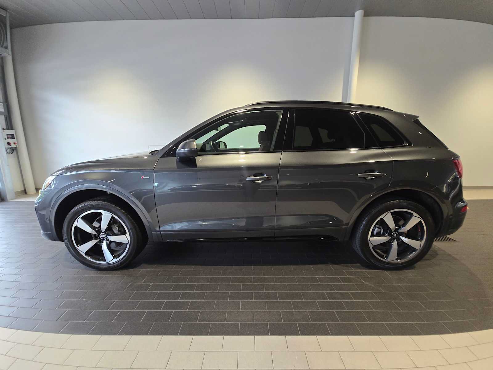 Used 2023 Audi Q5 2.0T Prestige w/ Prestige Package AWD/4WD image 2