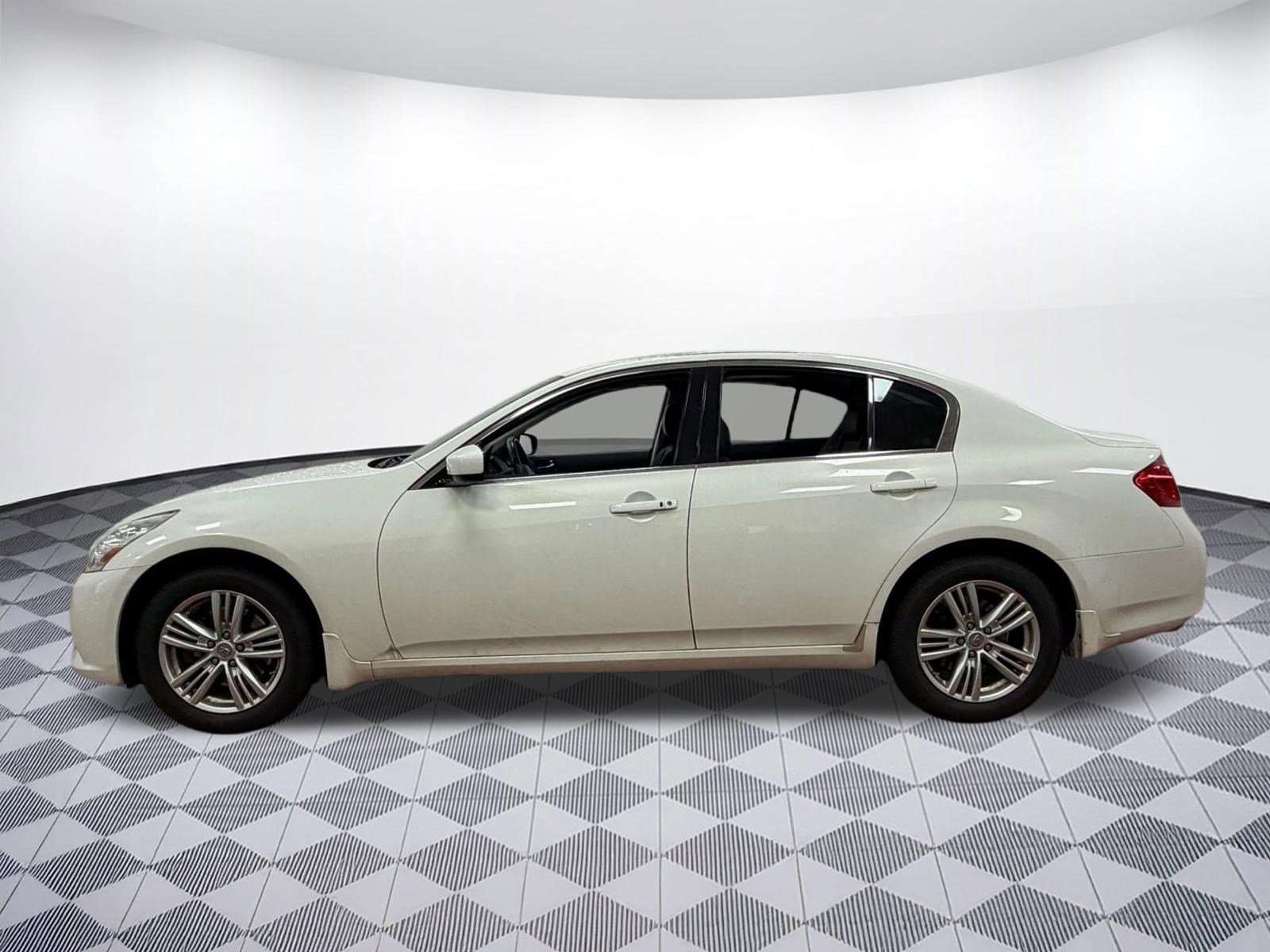 Used 2013 INFINITI G37 x w/ Premium Pkg image 2