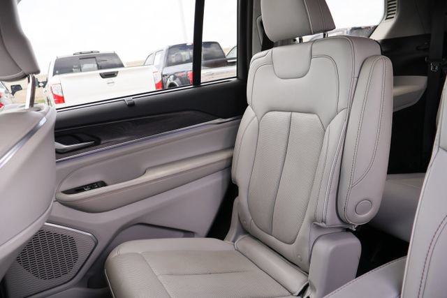 Used 2023 Jeep Grand Cherokee L Overland w/ Luxury Tech Group IV RWD image 9