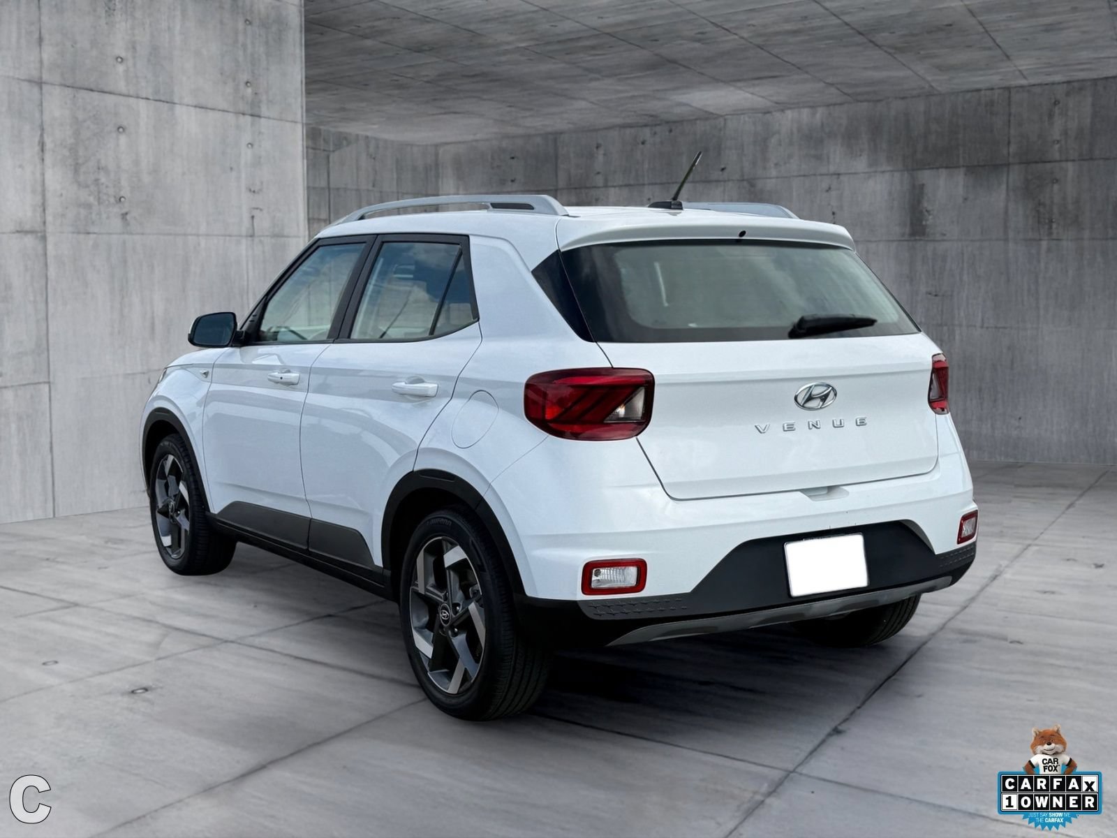 Used 2024 Hyundai Venue SEL FWD image 4
