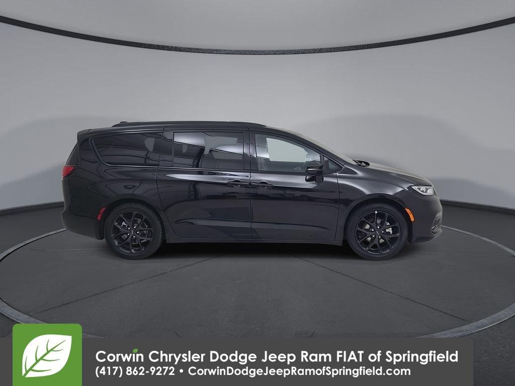 Certified 2025 Chrysler Pacifica Limited image 17