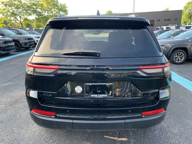 Used 2023 Jeep Grand Cherokee Altitude AWD/4WD image 3