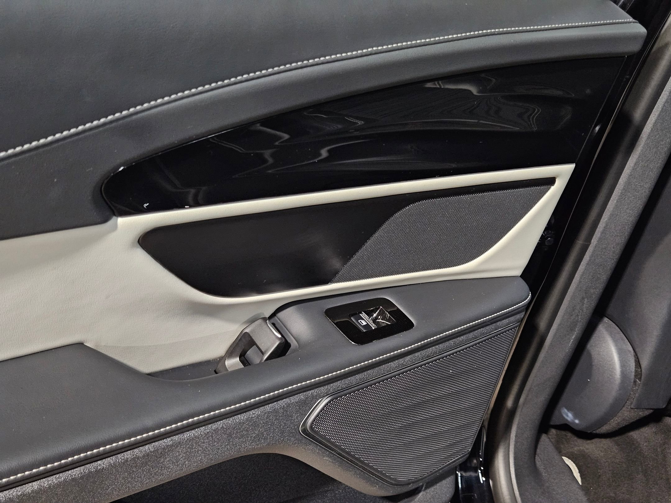 Used 2024 Lincoln Nautilus Reserve image 33