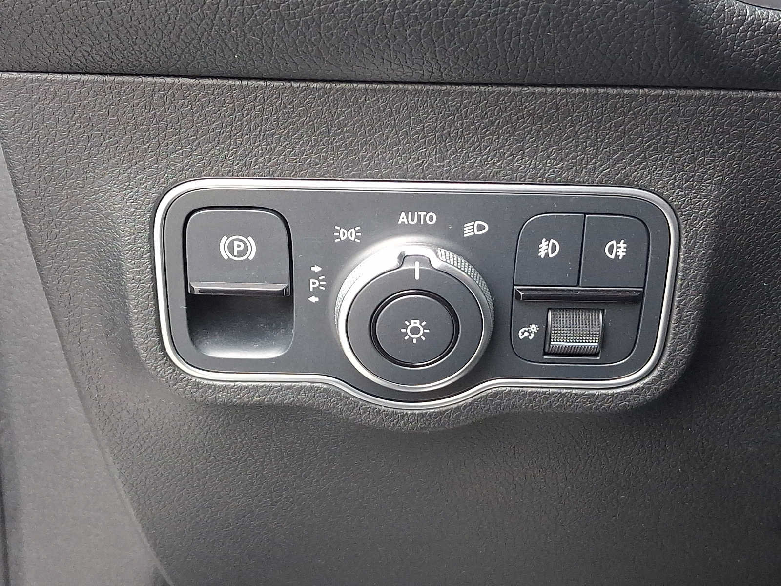 Used 2023 Mercedes-Benz GLB 250 4MATIC image 27