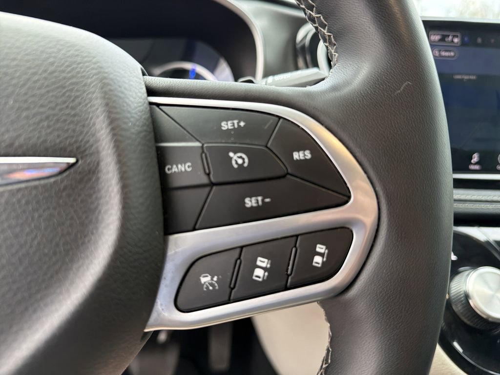 Used 2024 Chrysler Pacifica Select image 19