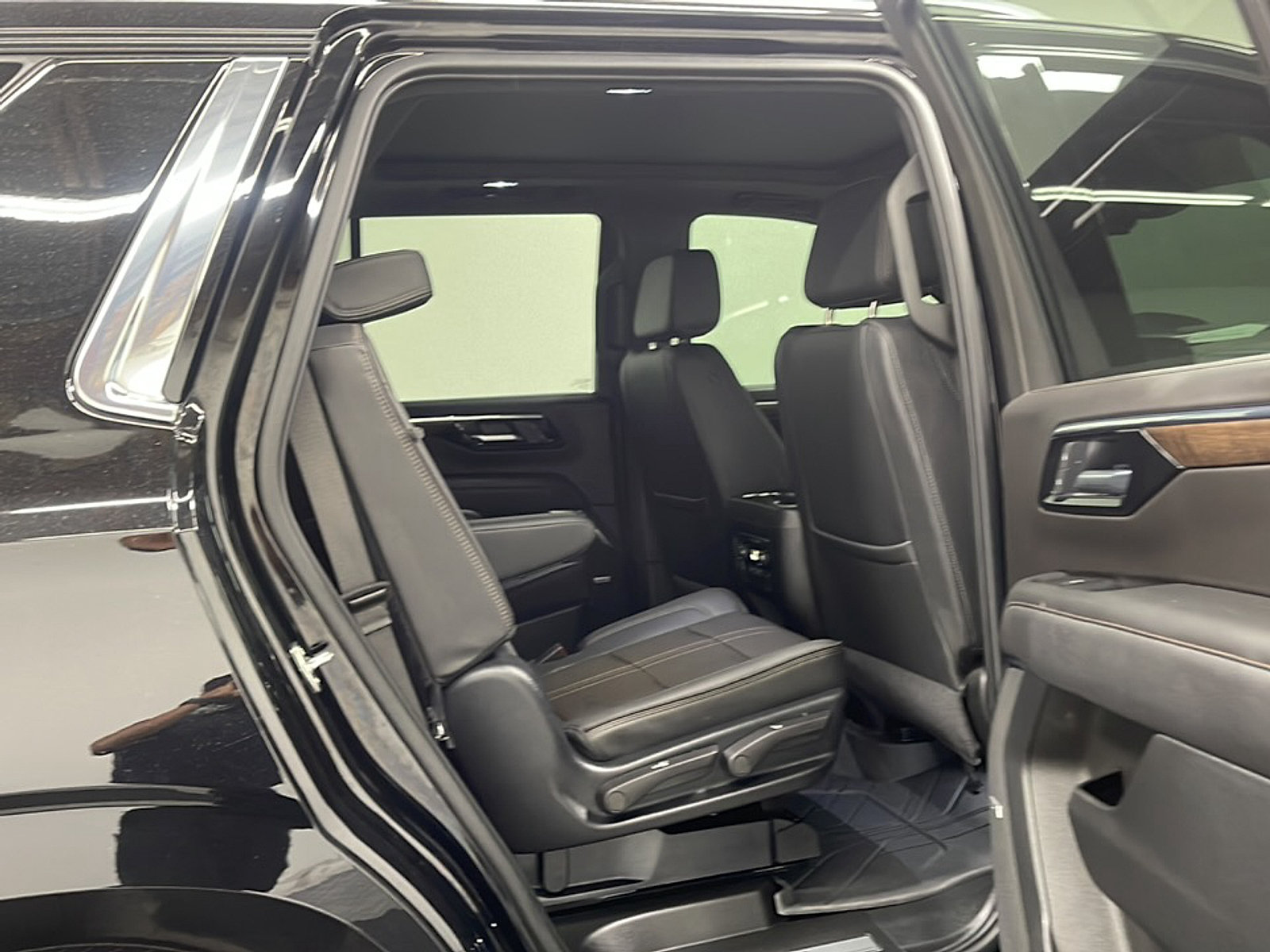 Used 2025 Chevrolet Tahoe High Country AWD/4WD image 19