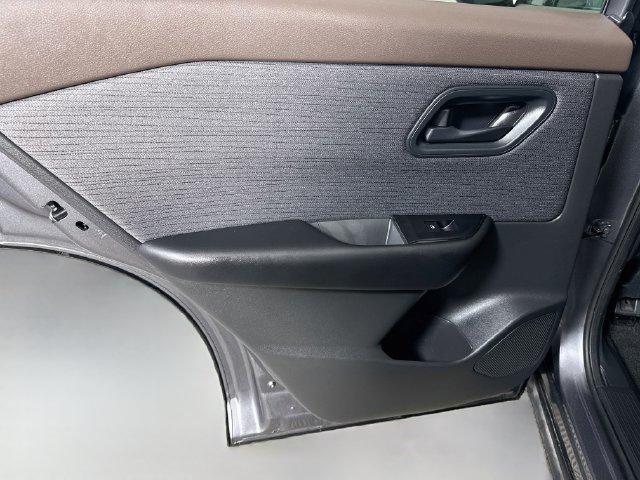 Used 2023 Nissan Rogue S AWD/4WD image 25