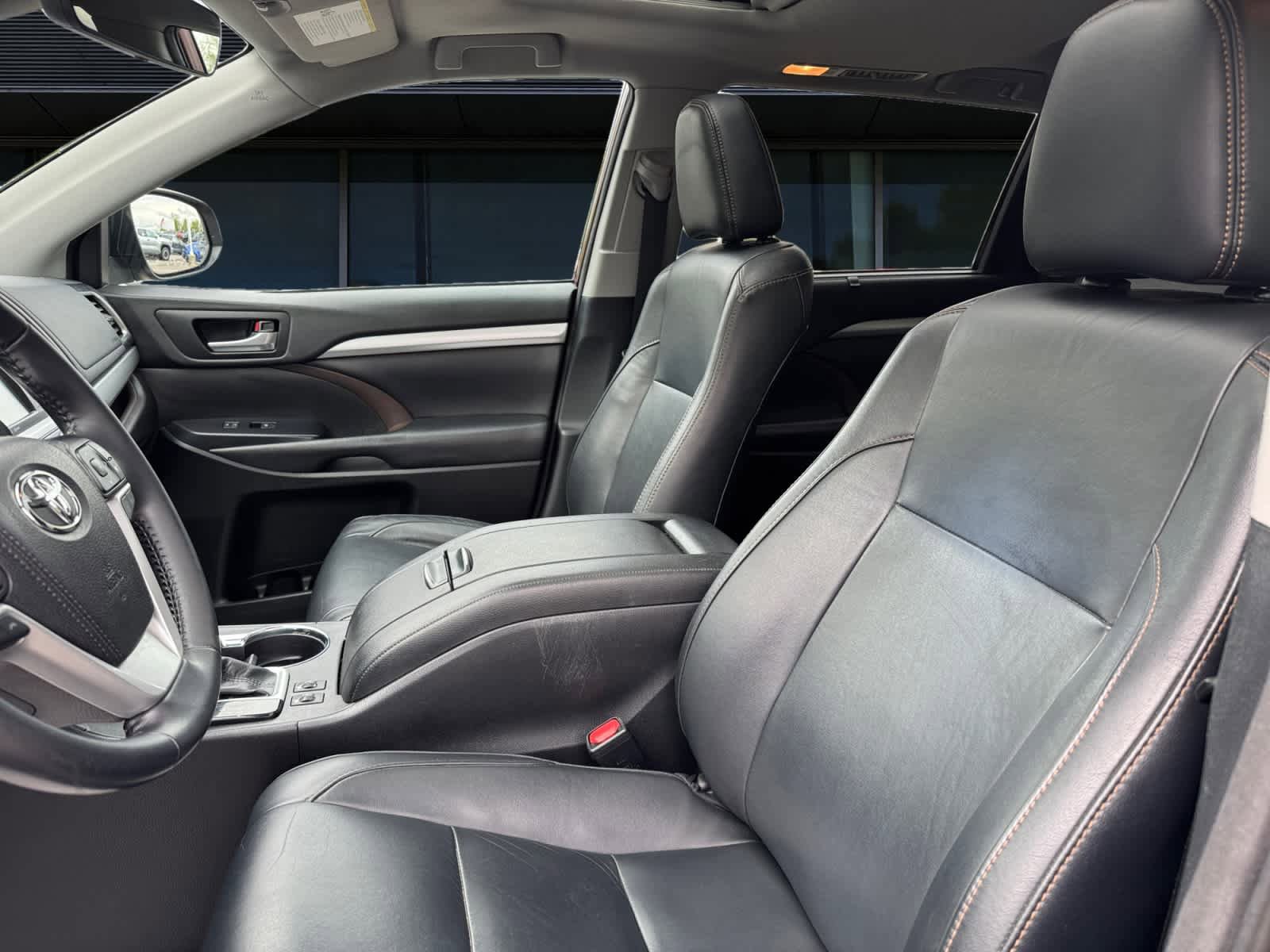 Used 2018 Toyota Highlander XLE AWD/4WD image 2