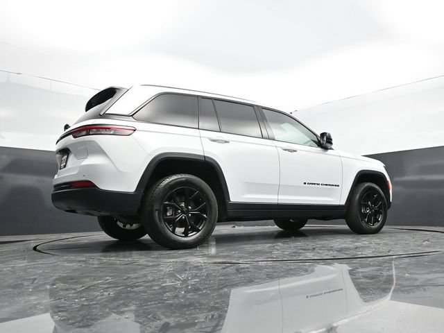 Used 2025 Jeep Grand Cherokee Altitude AWD/4WD image 49
