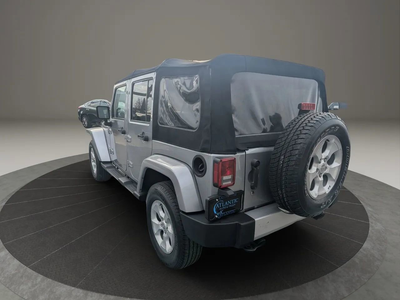 Used 2015 Jeep Wrangler Unlimited Sahara w/ Connectivity Group AWD/4WD image 6