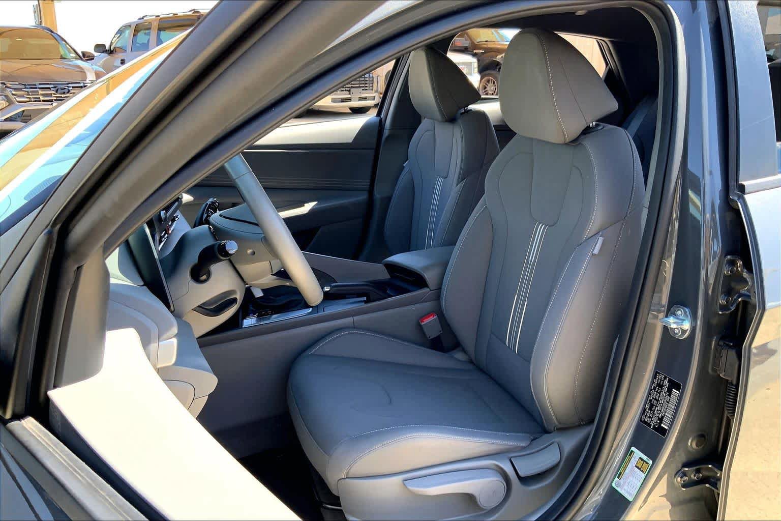 Used 2025 Hyundai Elantra Sport FWD image 8